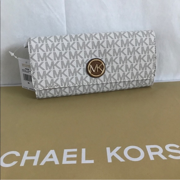 Michael Kors Handbags - 💯🆕MK wallet🆕full size/vanilla